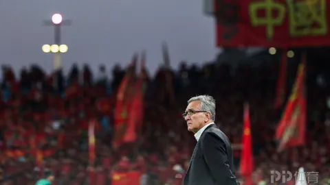 林丹连续三次发球失误 0-2输给谌龙告别全英赛八强